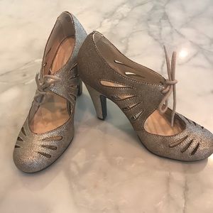 Seychelles tie heels